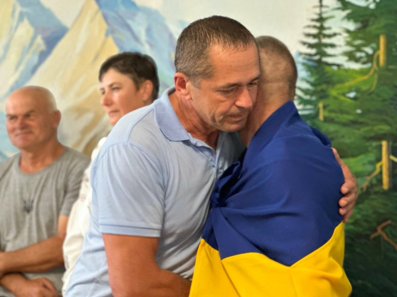 У понеділок, 28 липня, у селі Довгий Войнилів, що на Івано-Франківщині, зустріли звільненого з російського полону Ярослава Пекаря