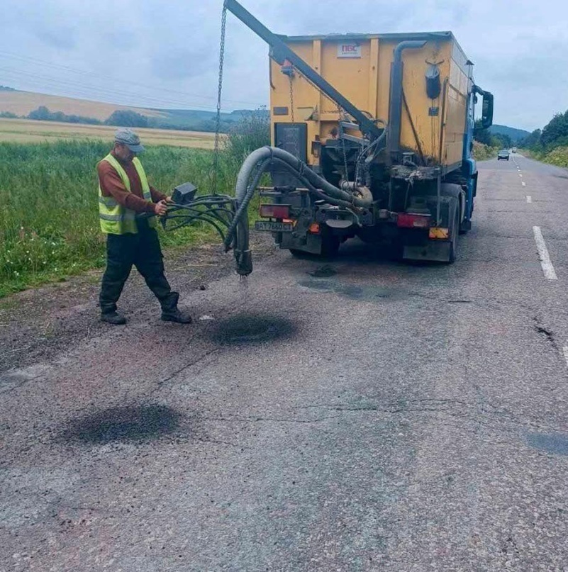 На Прикарпатті триває ремонт доріг державного значення. Упродовж тижня робітники усувають аварійну ямковість на дорогах та мостах.