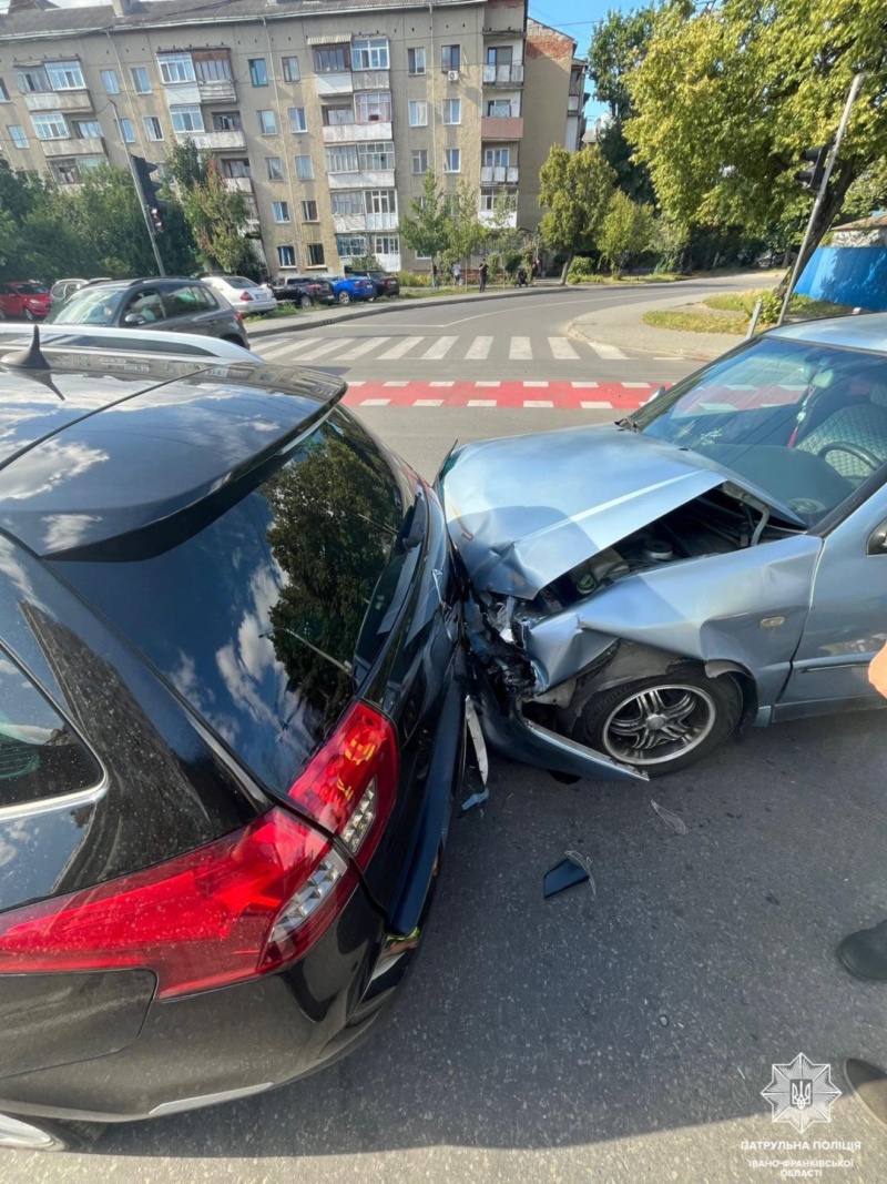 ДТП, Франківськ, зіткнулися три автомобілі, постраждалі
