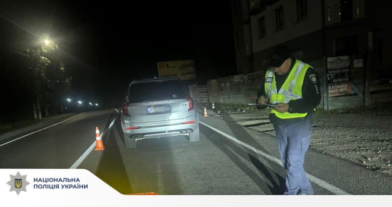 Увечері 26 серпня, близько 21:00, на вулиці Свободи в Яремче 38-річний водій Volvo наїхав на 66-річну жінку. Вона переходила дорогу у невстановленому місці..