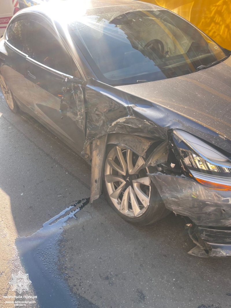 У четвер, 28 серпня на вулиці Січових Стрільців автомобіль Tesla зіткнувся з двома авто. 