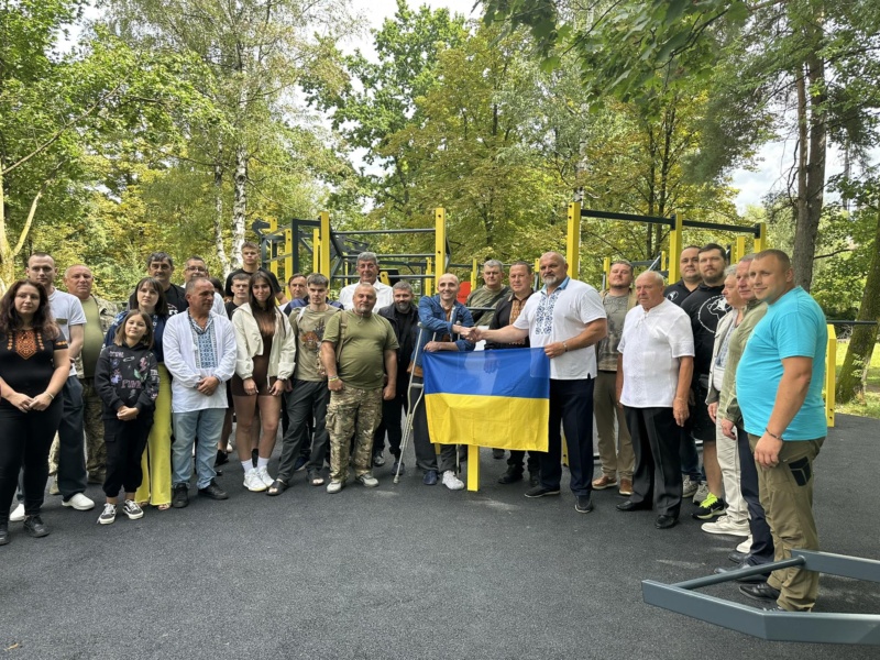 У суботу, 23 серпня у Надвірній відкрили новий інклюзивний спортивний майданчик «СтронгВоркаут».