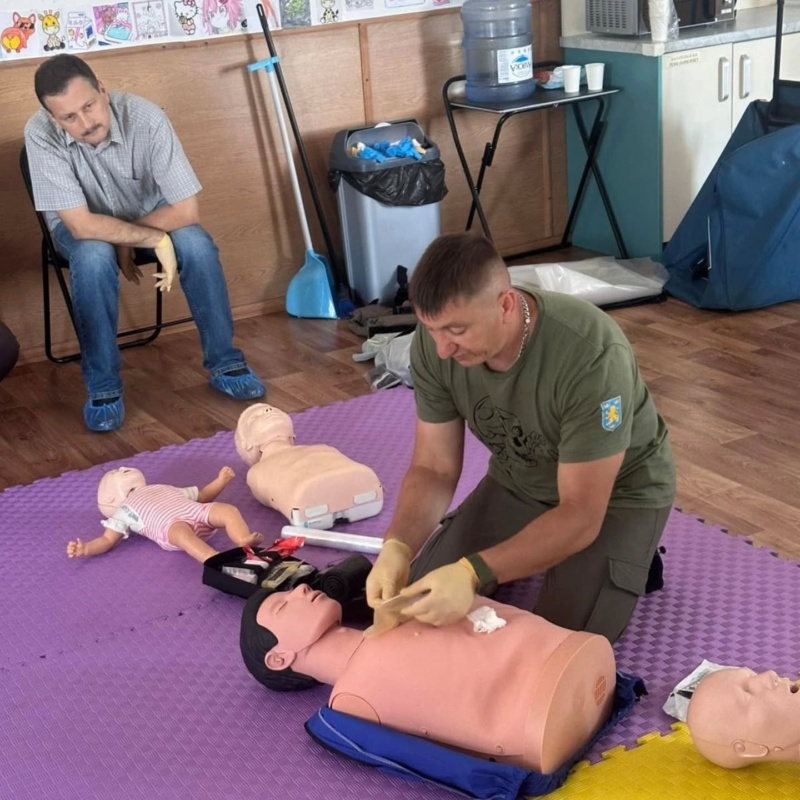 Олег Басараб майже 11 років працював на швидкій в Івано-Франківську, рятуючи життя людей. Тепер він інструктор з домедичної та тактичної медицини й навчає військових та цивільних по всій Україні