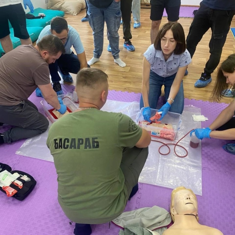 Олег Басараб майже 11 років працював на швидкій в Івано-Франківську, рятуючи життя людей. Тепер він інструктор з домедичної та тактичної медицини й навчає військових та цивільних по всій Україні