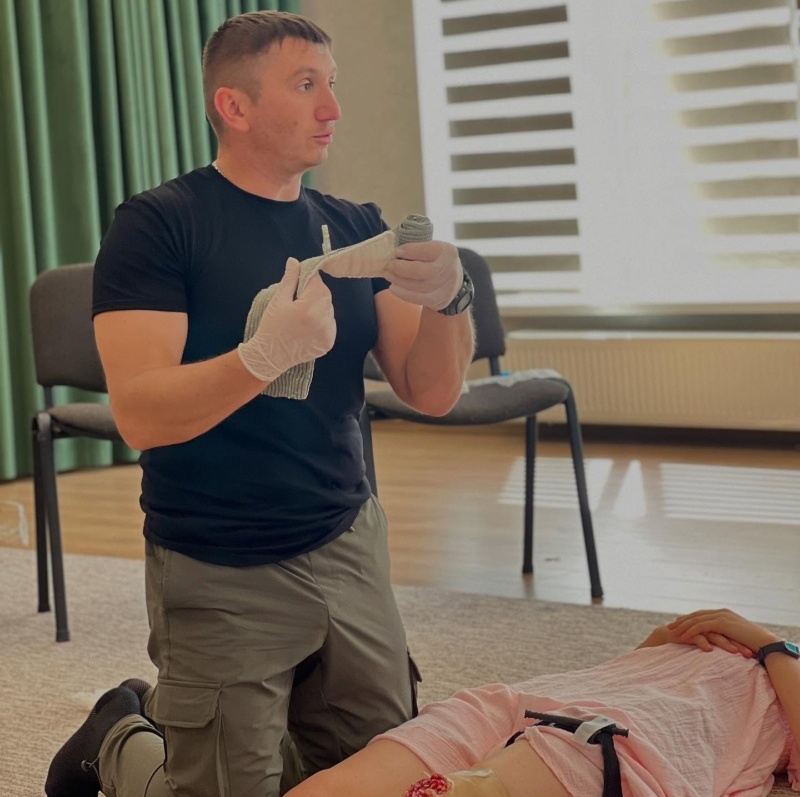 Олег Басараб майже 11 років працював на швидкій в Івано-Франківську, рятуючи життя людей. Тепер він інструктор з домедичної та тактичної медицини й навчає військових та цивільних по всій Україні