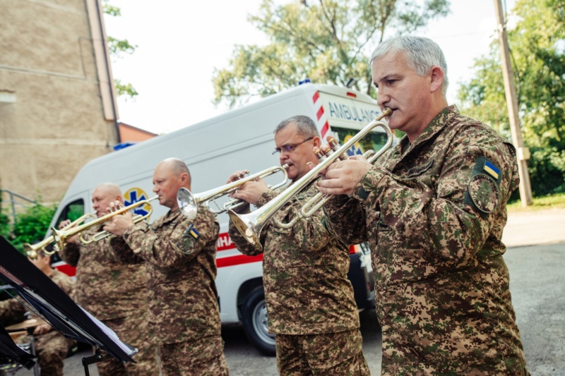 Оркестр 50-го полку імені полковника Семена Височана Національної Гвардії України виступив з концертною програмою у дворі однієї з Івано-Франківських лікарень
