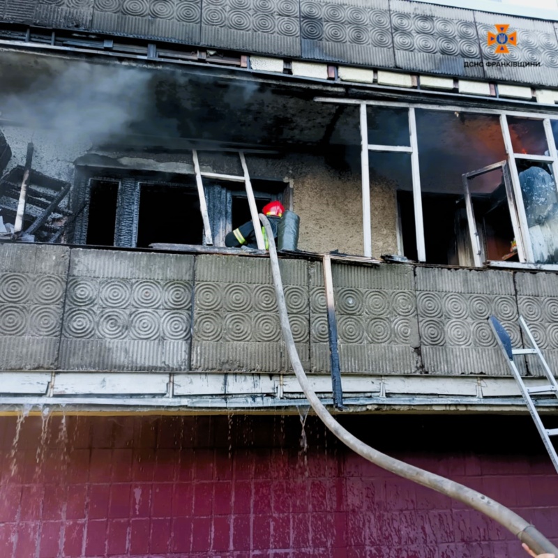 У вівторок, 26 серпня в Івано-Франківську під час пожежі врятували жінку та евакуювали 7 людей, сере яких дитина.