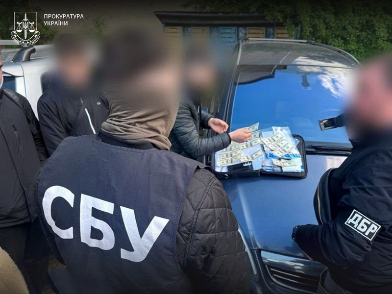 На Прикарпатті судитимуть правоохоронця, який продавав інформацію про людей у розшуку
