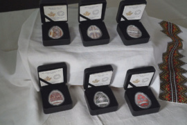 Мисткиня з Канади привезла в коломийський музей шість монет-писанок (ВІДЕО)