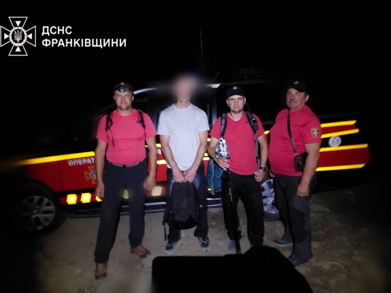 У пʼятницю, 29 серпня прикарпатські рятувальники двічі допомагали туристам, які травмувалися та заблукали під час мандрівок Карпатами.
