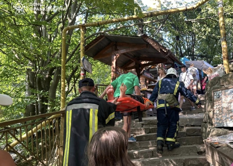 Дитина травмувала ногу рибальським гачком біля водоспаду в Яремче