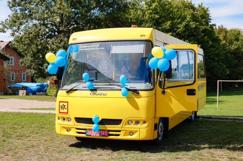 Вербовецька гімназія отримала новий шкільний автобус, який забезпечить підвезення майже 80 учнів до навчального закладу.