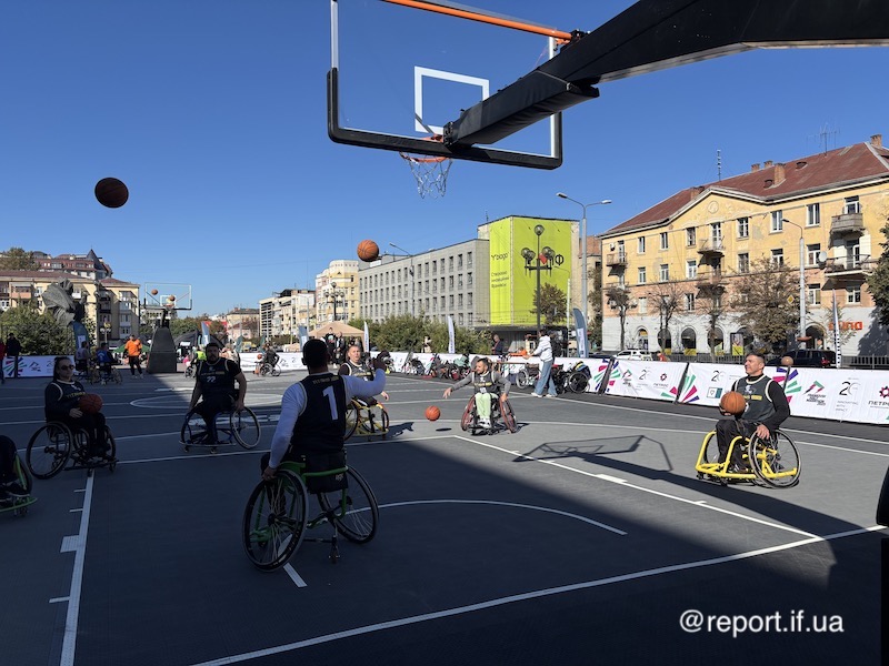 показовий матч з баскетболу на колісних кріслах