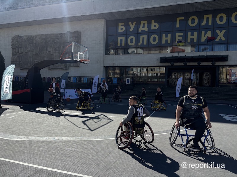 показовий матч з баскетболу на колісних кріслах