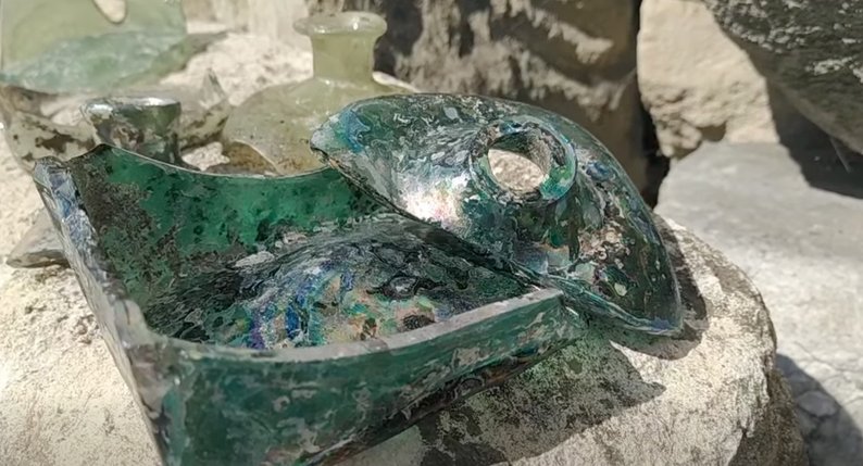 Археологи знайшли в Галицькому замку фрагменти скляних виробів XVII–XVIII століття 