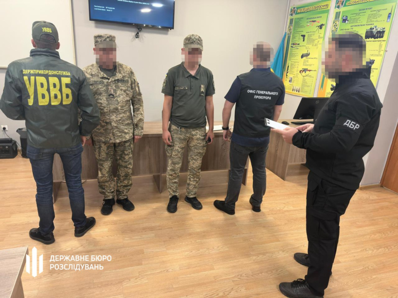 Державне бюро розслідувань спільно з Управлінням внутрішньої та власної безпеки ДПСУ викрило схему переправлення чоловіків призовного віку через державний кордон.  П'ятьох прикордонників затримано.