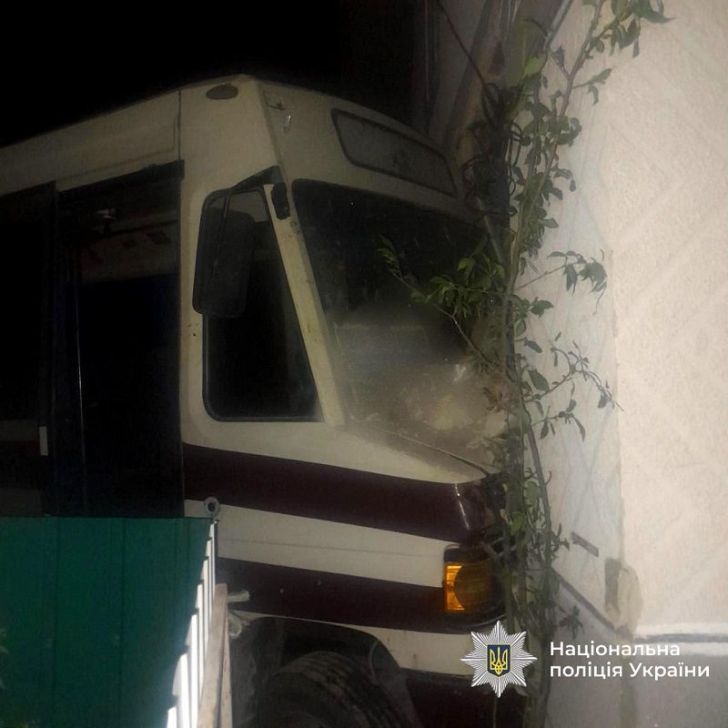 На Франківщині бус в'їхав у будинок
