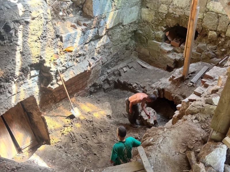 Археологи знайшли в Галицькому замку фрагменти скляних виробів XVII–XVIII століття 