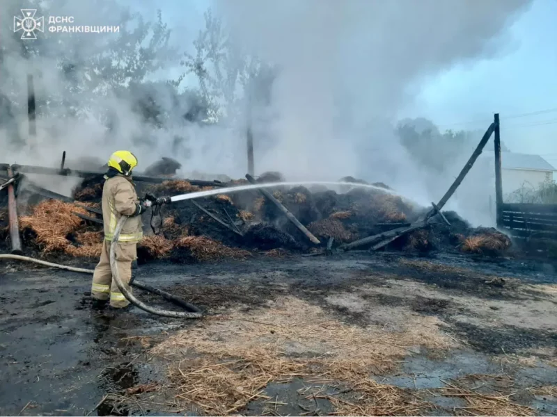 У Заболотівській громаді на підприємстві згоріли тюки соломи