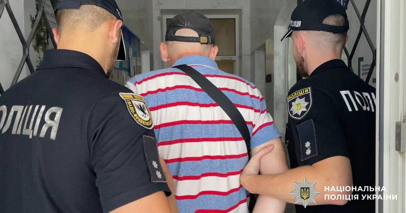 Грабіжнику, який погрожував дівчину у автобусі у Франківську, можуть ув'язнити на 15 років