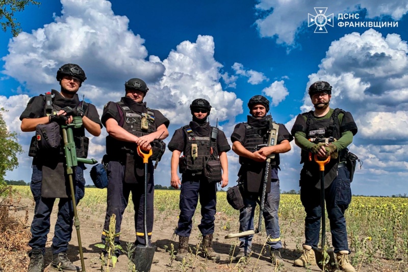 Прикарпатські сапери знешкодили приблизно тисячу вибухонебезпечних предметів на Херсонщині