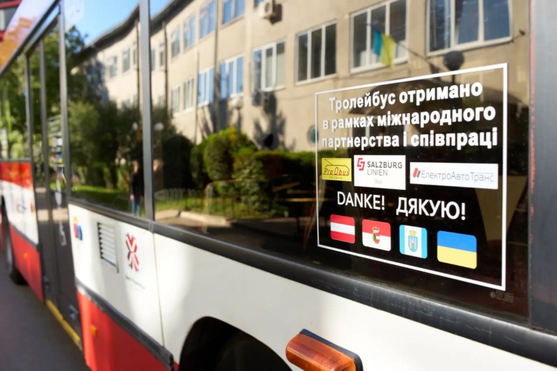 Комунальне підприємство «Електроавтотранс» отримало ще два тролейбуси у межах співпраці з австрійським містом Зальцбург та чеською Їглавою. Новий транспорт уже готують до виходу на маршрути міста.