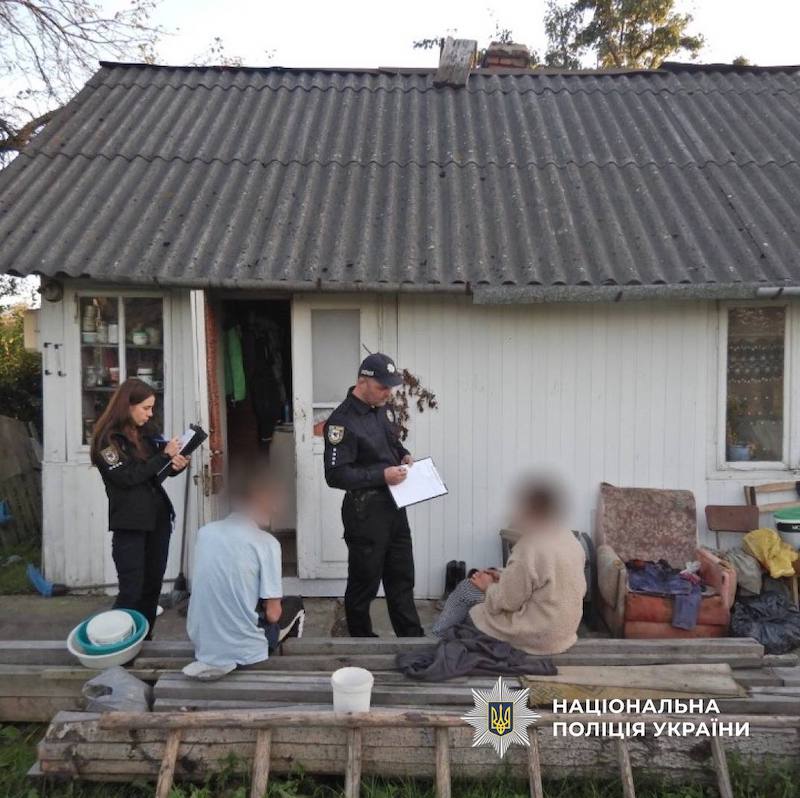 вдарила матір ножем