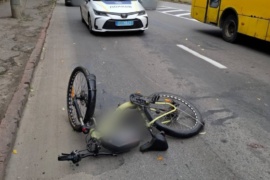 У Франківську автомобіль збив велосипедистку