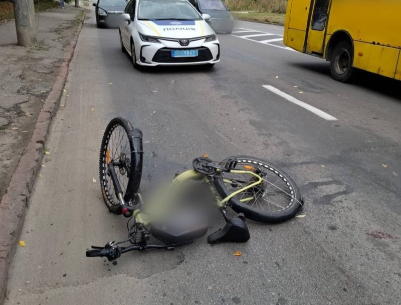 У Франківську автомобіль збив велосипедистку