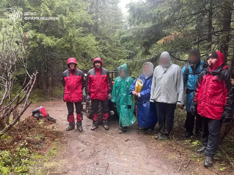 Верховинські рятувальники допомогли двом туристам