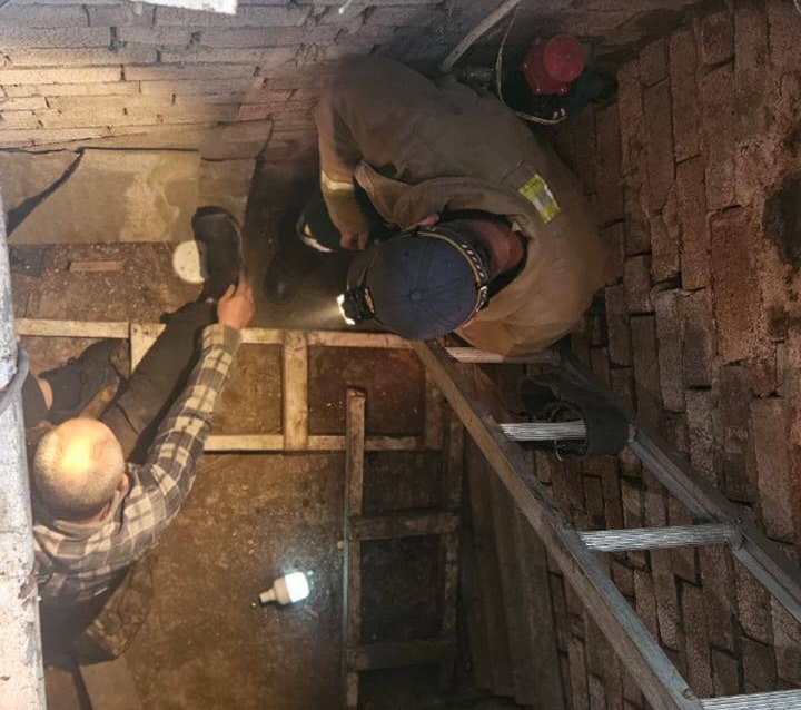 У Снятині рятувальники допомогли чоловіку, який впав у підвал і травмував ногу