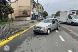 У Франківську п’яний водій зніс огорожу