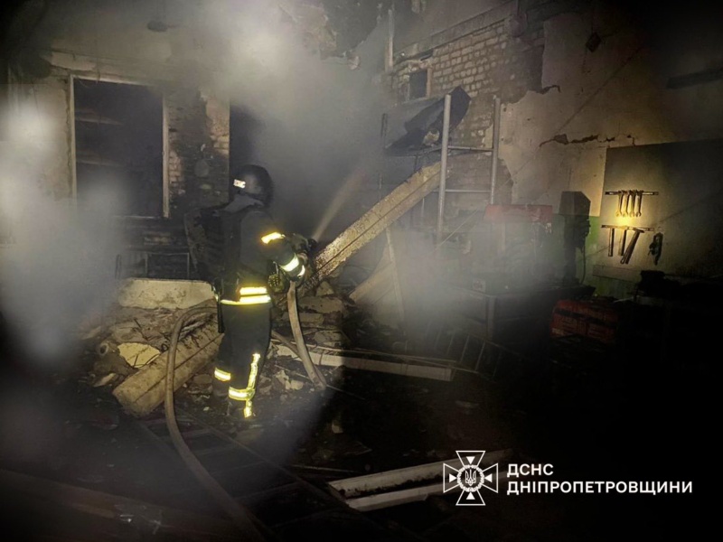 Уночі ворог обстріляв три райони Дніпропетровщини: є поранені