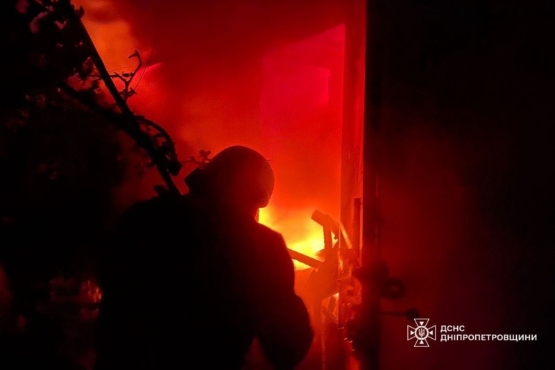 Через ворожий обстріл на Дніпропетровщині сталися пожежі будинків, авто й господарських споруд