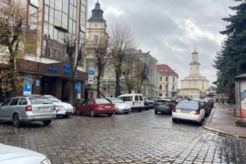 У центрі Франківська збільшать кількість безкоштовних паркомісць для людей з інвалідністю