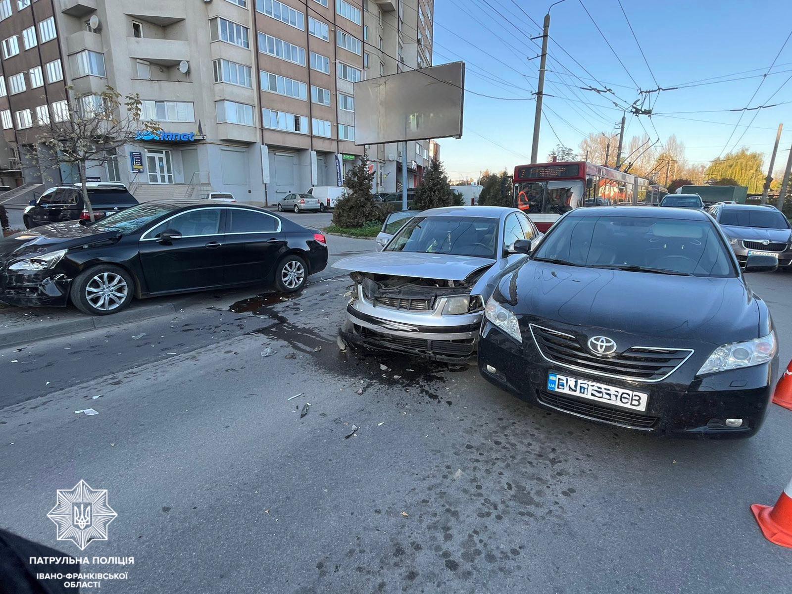 У Франківську на Івасюка сталася ДТП з трьома автомобілями