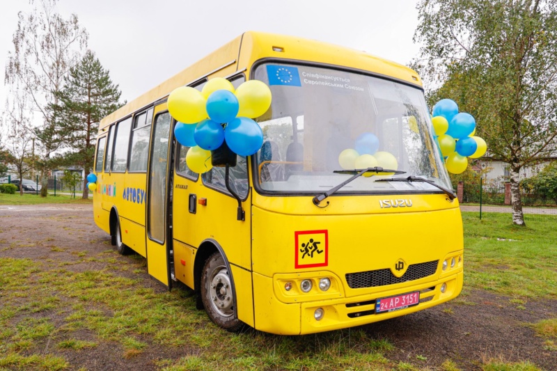 Дзвиняцька громада отримала новий шкільний автобус