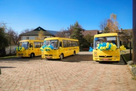 Громади Верховинщини отримали три нові шкільні автобуси