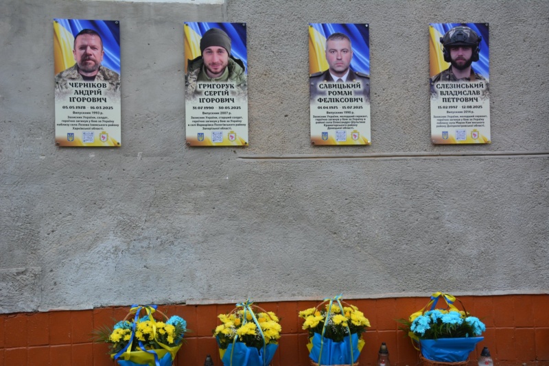 У Надвірній на подвірʼї Надвірнянського ліцею №3 відкрили меморіальні дошки чотирьом загиблим захисникам.