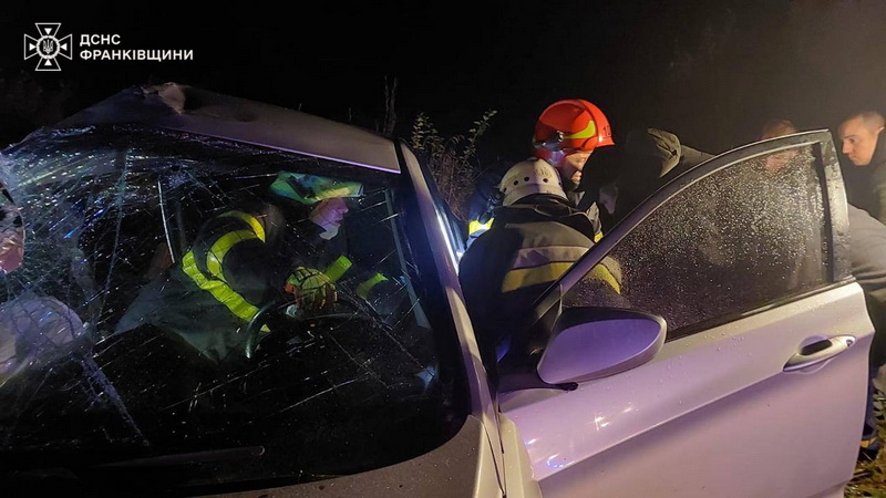 Дівчинку затиснуло в салоні автівки після ДТП