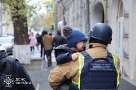 Окупанти влучили у дитячий садок у Харкові – загинув комунальник, який з колегами прибирав сміття і листя