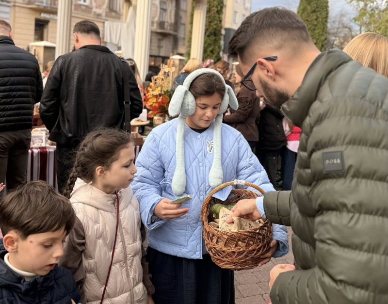 У неділю, 26 жовтня учні  Католицького ліцею святого Василія Великого зібрали 144 830 грн на осінньому ярмарку для Збройних сил України.