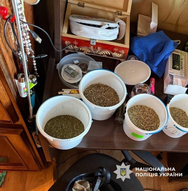 У Івано-Франківську правоохоронці виїхали на виклик про домашнє насильство, а в ході перевірки виявили наркотики. Проти 40-річного франківця відкрили два кримінальні провадження.