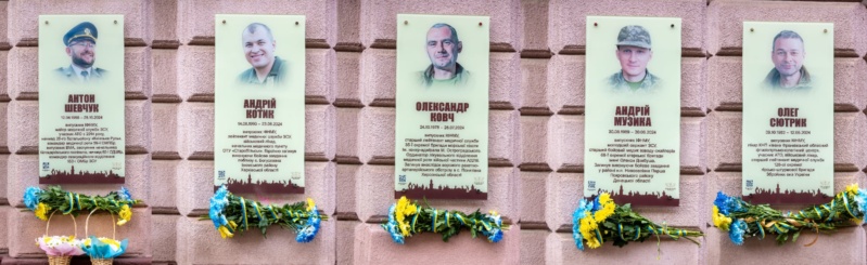 У четвер, 16 жовтня, на фасаді Івано-Франківський національний медичний університет відкрили та освятили пам’ятні дошки п’ятьом медикам, які загинули на війні.