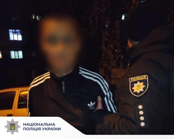 У Івано-Франківську правоохоронці затримали 46-річного чоловіка, який у стані алкогольного сп’яніння поранив дружину.