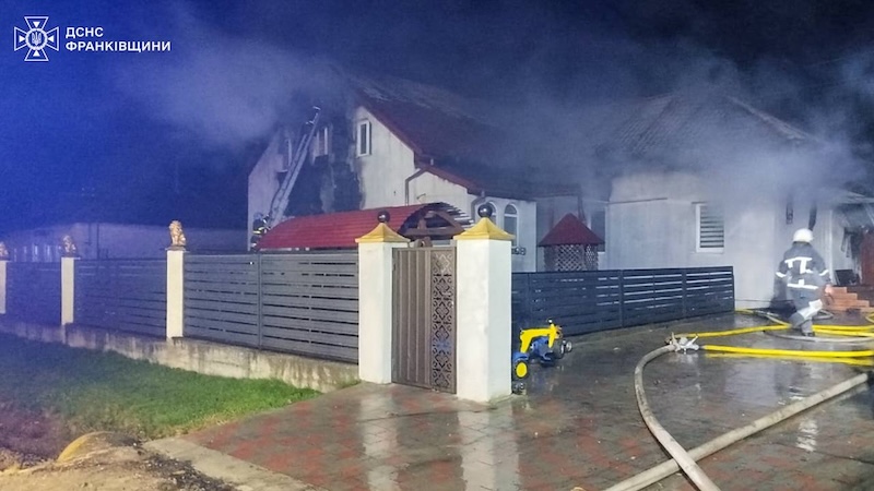 У неділю, 19 жовтня рятувальники Івано-Франківщини двічі виїжджали на ліквідацію пожеж у приватних житлових будинках.