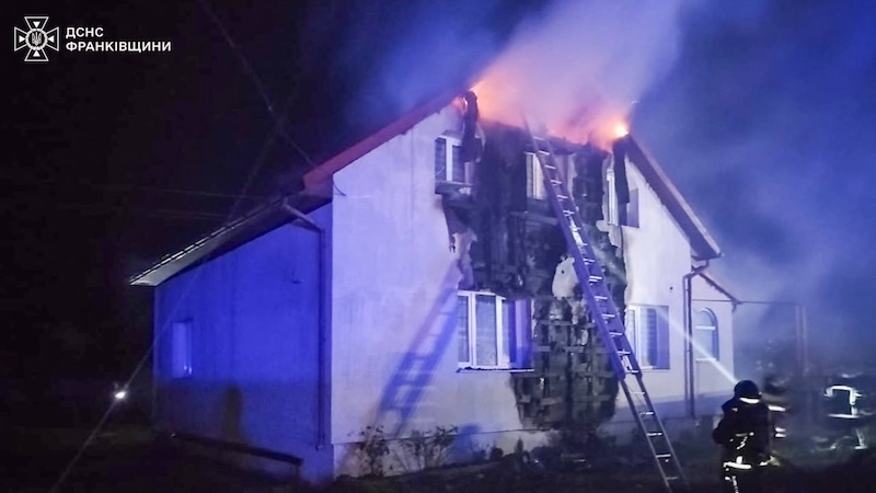 У неділю, 19 жовтня рятувальники Івано-Франківщини двічі виїжджали на ліквідацію пожеж у приватних житлових будинках.