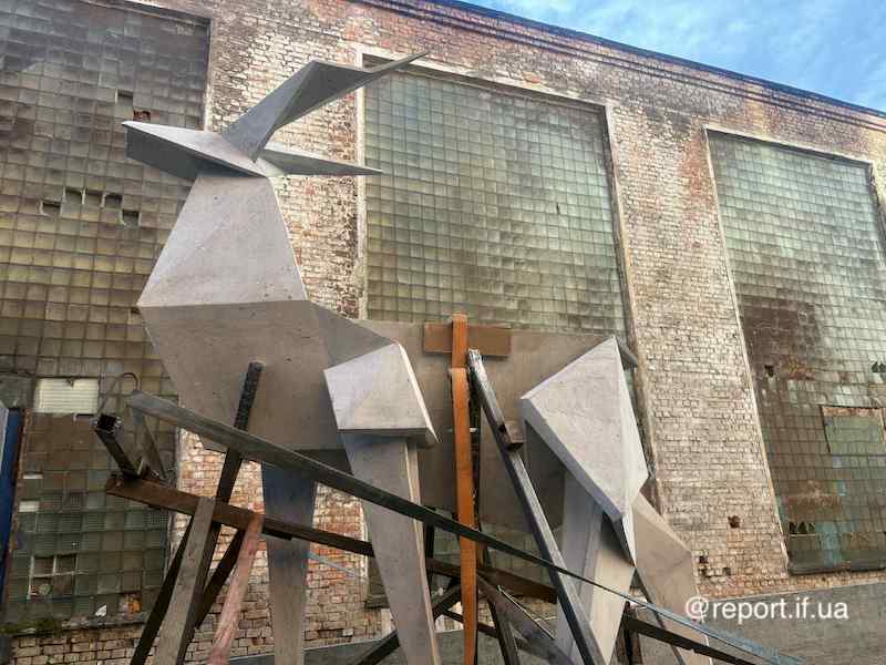 У Франківську показали скульптуру Жанни Кадирової