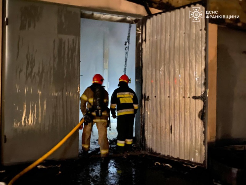 У Франківську сталася пожежа трьох гаражів