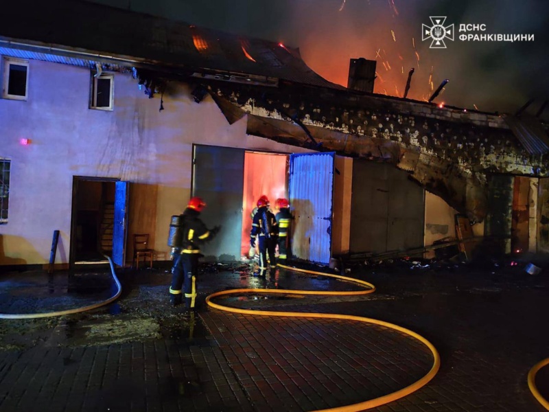 У Франківську сталася пожежа трьох гаражів